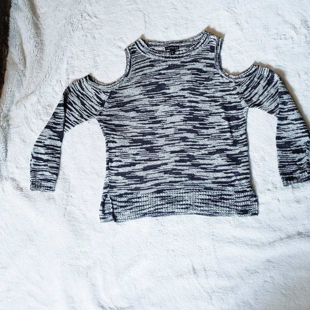 Cut out shoulders quartee sleeve knitt top